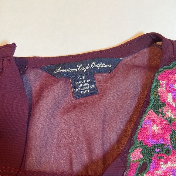 American Eagle Maroon Embroidered Pleated Sleeveless Top Size Small - Picture 8 of 10